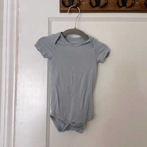 Kyte Baby Bodysuit / Onesie in Fog, 3-6m, Bamboo